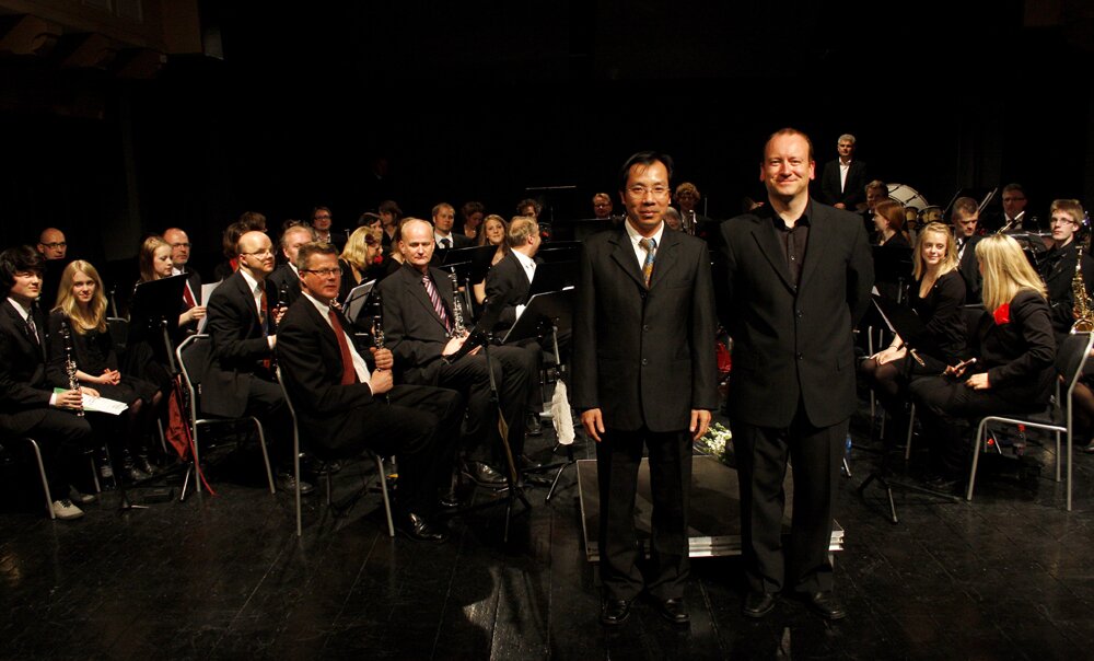 Hieu and Thomas in front of the musicians after the concert